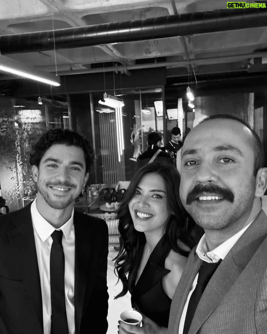 Biran Damla Yılmaz Instagram - Belli ki rockn roll bir yıl olucak🤟🏽💋 🥂