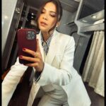 Biran Damla Yılmaz Instagram - O zamaann kopmaya hazır mıyız???🤘🏼 İlk günüm gerçekten inanılmazdı, sevdiklerimin her an yanımda olduğunu hissetmek, ne kadar değerli olduğunu görmek ve birbirinden güzel çiçekler eşliğinde evin yolunu tutmak🥰🥲💜 @kopukdizi güzelliklerinle beraber geldin!! Hemen çekelim, hemen izleyelim😌 Not: Bence İpek’i çok seveceksiniz💋 #Kopuk @medyapimresmi