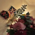 Biran Damla Yılmaz Instagram - O zamaann kopmaya hazır mıyız???🤘🏼 İlk günüm gerçekten inanılmazdı, sevdiklerimin her an yanımda olduğunu hissetmek, ne kadar değerli olduğunu görmek ve birbirinden güzel çiçekler eşliğinde evin yolunu tutmak🥰🥲💜 @kopukdizi güzelliklerinle beraber geldin!! Hemen çekelim, hemen izleyelim😌 Not: Bence İpek’i çok seveceksiniz💋 #Kopuk @medyapimresmi
