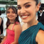 Biran Damla Yılmaz Instagram - O zaman #edabugrahanwedding 🫶🏻 ‘ten elimde kalanlar diyebilirim. Nasıl hazırlandık, ne yaptık, belli değil. Bütüüün aksaklıklara ve son dakika elbisemin patlamasına rağmen, gittik mi gittik işte. Biz seyirciyiz, onların mutluluğu daim olsun🥰 Bu arada teşekkür ederim @banu_aksungur 💋