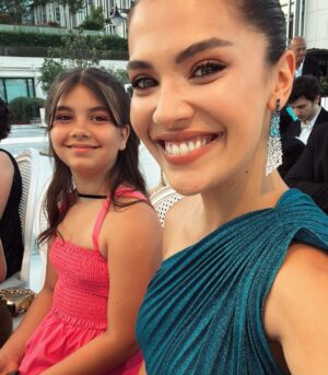Biran Damla Yılmaz Instagram - O zaman #edabugrahanwedding 🫶🏻 ‘ten elimde kalanlar diyebilirim. Nasıl hazırlandık, ne yaptık, belli değil. Bütüüün aksaklıklara ve son dakika elbisemin patlamasına rağmen, gittik mi gittik işte. Biz seyirciyiz, onların mutluluğu daim olsun🥰 Bu arada teşekkür ederim @banu_aksungur 💋