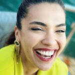 Biran Damla Yılmaz Instagram - Bu rengi normalde pek sevmem ama galiba bu fotoğrafla sevdim🙈 @melisadogu çekti, olmasa kim sette fotoğraflarımızı cekicek acaba😂
