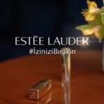 Biran Damla Yılmaz Instagram - Yeni favorim Estée Lauder’in yenilenen Pure Color Rujları! 💄 40 farklı renk seçeneği, 10 saat kalıcılığı ve mat, kremsi, parlak 3 farklı bitişiyle gece ve gündüz makyajlarımın vazgeçilmezi oldu. 💙 @esteelauderturkiye #izinizibırakın