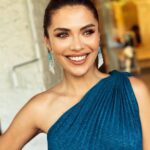 Biran Damla Yılmaz Instagram - O zaman #edabugrahanwedding 🫶🏻 ‘ten elimde kalanlar diyebilirim. Nasıl hazırlandık, ne yaptık, belli değil. Bütüüün aksaklıklara ve son dakika elbisemin patlamasına rağmen, gittik mi gittik işte. Biz seyirciyiz, onların mutluluğu daim olsun🥰 Bu arada teşekkür ederim @banu_aksungur 💋
