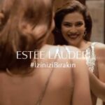 Biran Damla Yılmaz Instagram - @esteelauderturkiye Global Pro Make-up Artist’i @aycaeryilmazz ile yenilenen Pure Color Rujları birlikte keşfettik. İster gece ister gündüz makyajlarına mat, kremsi, parlak 3 farklı yapısı ile farklı dokunuşlar katarak her anınıza uydurabilirsiniz. Üstelik 40 farklı renk seçeneğiyle de tüm makyajların vazgeçilmezi olacak. 💙 #izinizibırakın