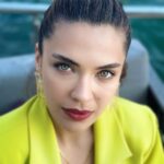 Biran Damla Yılmaz Instagram - Bu rengi normalde pek sevmem ama galiba bu fotoğrafla sevdim🙈 @melisadogu çekti, olmasa kim sette fotoğraflarımızı cekicek acaba😂