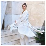 Biran Damla Yılmaz Instagram - Natürel dokuların @bdamlayilmaz ’ın çizdiği desenler ile birleştiği kimonolar, sizi dikkat çekici bir stil yolculuğuna davet ediyor. #mizalle #ss23 #dahafazlasen #mizallexbirandamlayılmaz