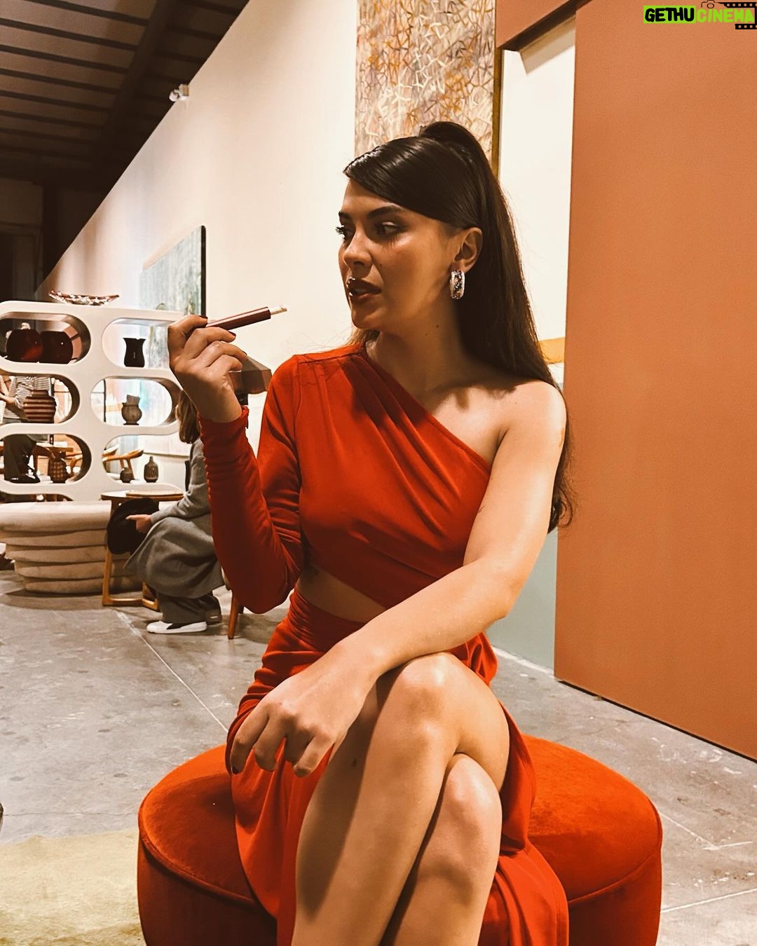Biran Damla Yılmaz Instagram - Belli ki rockn roll bir yıl olucak🤟🏽💋 🥂
