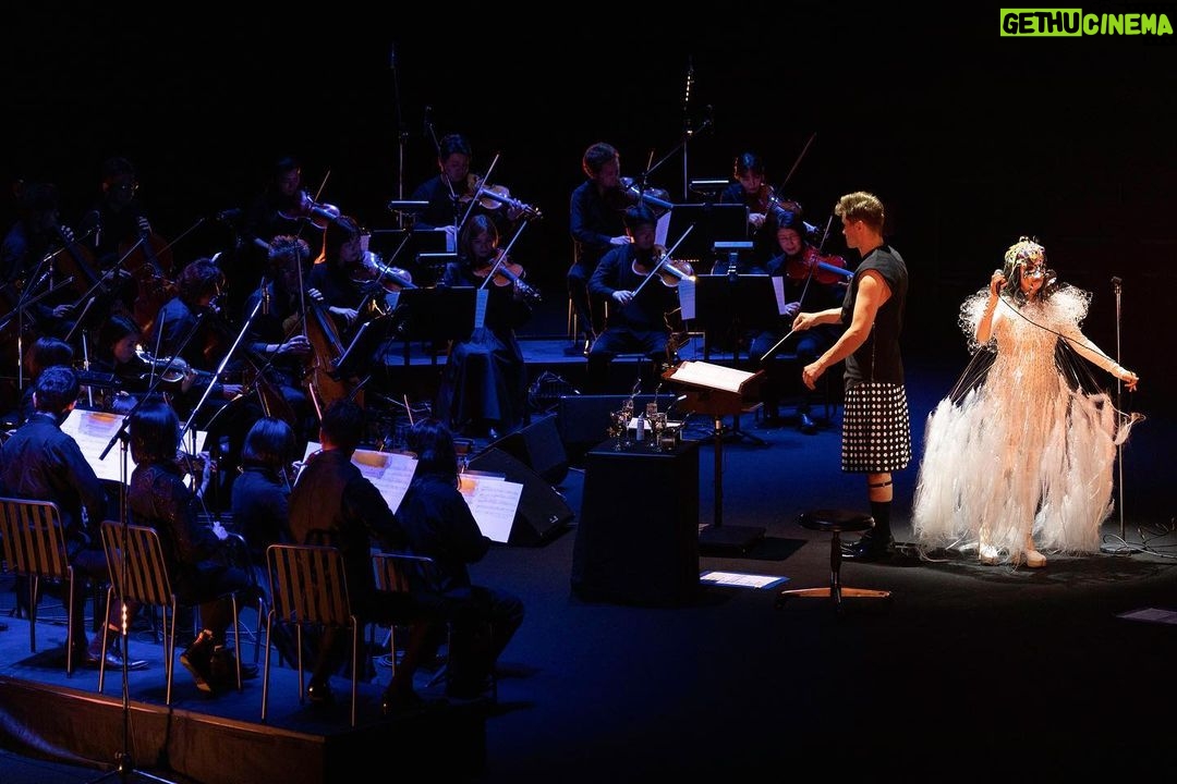 Björk Instagram - thanks for tonight kobe ! conductor @bjarnifrimann orchestra : muroya strings björk dress @noirkeininomiya headpiece @james.t.merry hair @tomikono_wig bjarni frímann top @_julius7officialstore.jp bjarni frímann skirt @black_commedesgarcons x @nike makeup @isshehungry styling @eddagud photos @santiagraphy Kobe, Japan