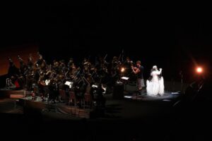 Björk Instagram - thanks for tonight kobe ! conductor @bjarnifrimann orchestra : muroya strings björk dress @noirkeininomiya headpiece @james.t.merry hair @tomikono_wig bjarni frímann top @_julius7officialstore.jp bjarni frímann skirt @black_commedesgarcons x @nike makeup @isshehungry styling @eddagud photos @santiagraphy Kobe, Japan