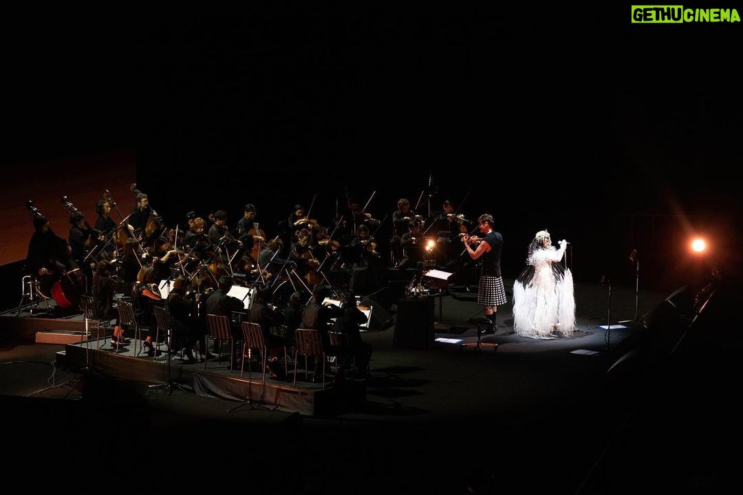 Björk Instagram - thanks for tonight kobe ! conductor @bjarnifrimann orchestra : muroya strings björk dress @noirkeininomiya headpiece @james.t.merry hair @tomikono_wig bjarni frímann top @_julius7officialstore.jp bjarni frímann skirt @black_commedesgarcons x @nike makeup @isshehungry styling @eddagud photos @santiagraphy Kobe, Japan