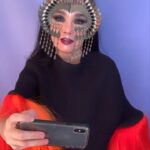Björk Instagram – við rosalia viljum gefa lag sem við sungum saman.
ágóðinn mun renna til baráttunnar gegn sjókvíaeldi á íslandi.
mig langar til að leiðrétta þann misskilning sem hefur komið fram í fjölmiðlum .
við rosalia munum ekki koma fram á mótmælunum á austurvelli.
bændur ætla að fjölmenna á austurvöll , og ég ætla að mæta og styðja þá .
en úr mannfjöldanum , ekki frá sviðinu ( bara svo það sé alveg skýrt )
sjáumst á austurvelli !!!
hlýja
björk