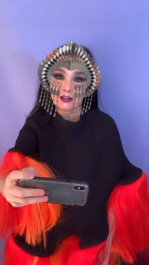 Björk Instagram - við rosalia viljum gefa lag sem við sungum saman.
ágóðinn mun renna til baráttunnar gegn sjókvíaeldi á íslandi.
mig langar til að leiðrétta þann misskilning sem hefur komið fram í fjölmiðlum . 
við rosalia munum ekki koma fram á mótmælunum á austurvelli.
bændur ætla að fjölmenna á austurvöll , og ég ætla að mæta og styðja þá .
en úr mannfjöldanum , ekki frá sviðinu ( bara svo það sé alveg skýrt ) 
sjáumst á austurvelli !!!
hlýja
björk