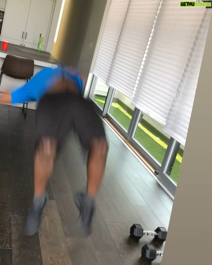 Blac Youngsta - 382.5K Likes - I’M TAKING THIS SHIT DOWN IN 2 HOURS 😂🏋🏾♂️