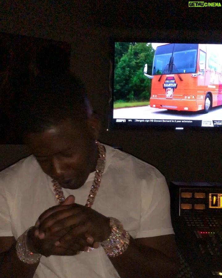 Blac Youngsta - 144K Likes - HOW THE FUCK I’M GONE HELP YOU OUT WITH YOUR PROBLEM AND I GOT PROBLEMS MYSELF 🤷🏾♂️