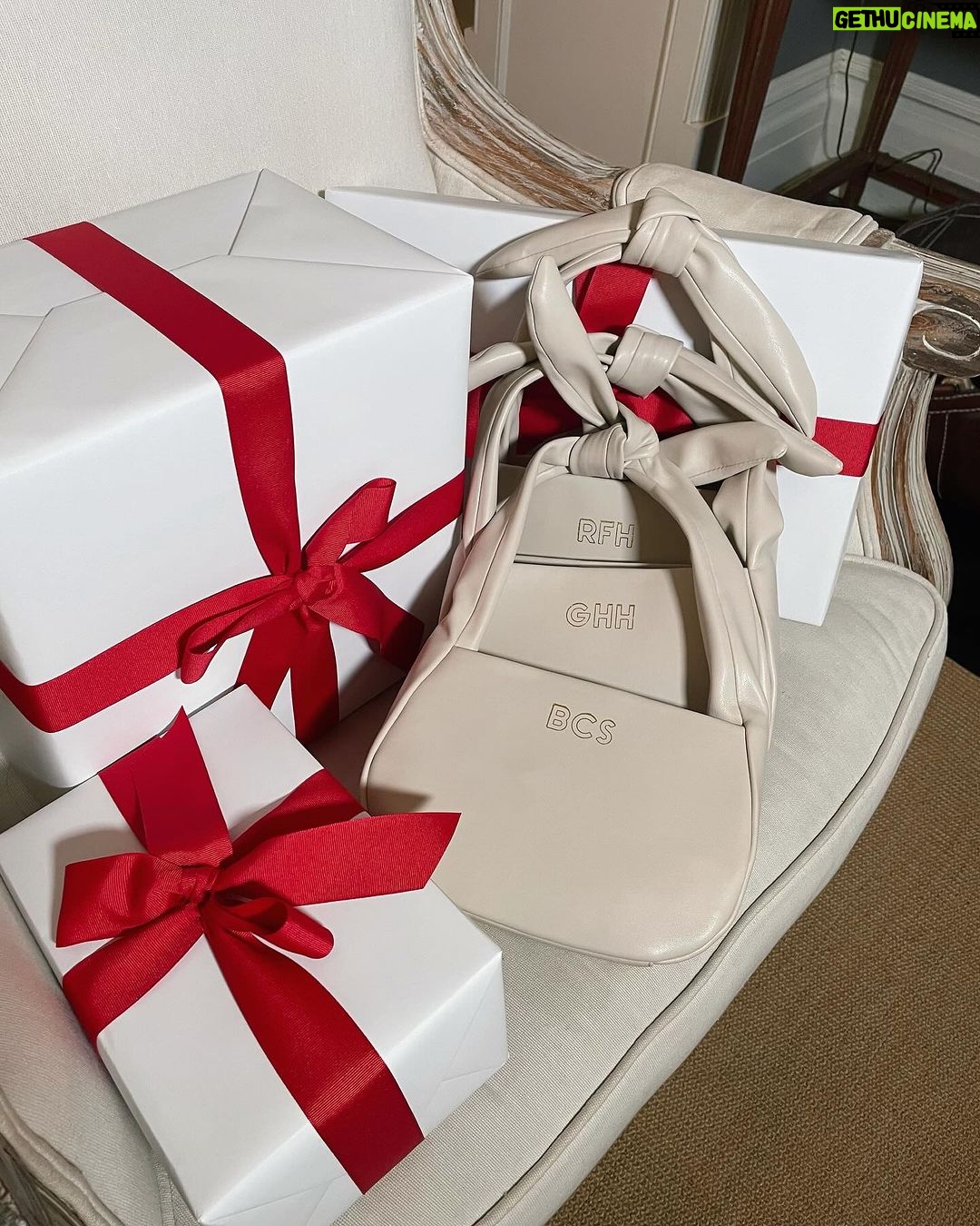 Brooke Shields Instagram - Shhh. Don’t tell my daughters, but I found the perfect gift for them (and me!). #ad Swipe to see the adorable @markandgraham bow bag that I ordered x3. They’re extra special with personalization of our initials on each. There’s one more day to use code BROOKEMG to receive free shipping and gift wrap on eligible items. #monogram #gift #daughersgift #under100 #sustainablegift New York, New York