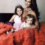 Brooke Shields Instagram - My two best girls who have turned into the most remarkable young women. To ALL women today - may you always know your strength and power. Always be YOU and TRUE to YOU 💪❤️ #IWD #internationalwomensday #IWD2024
