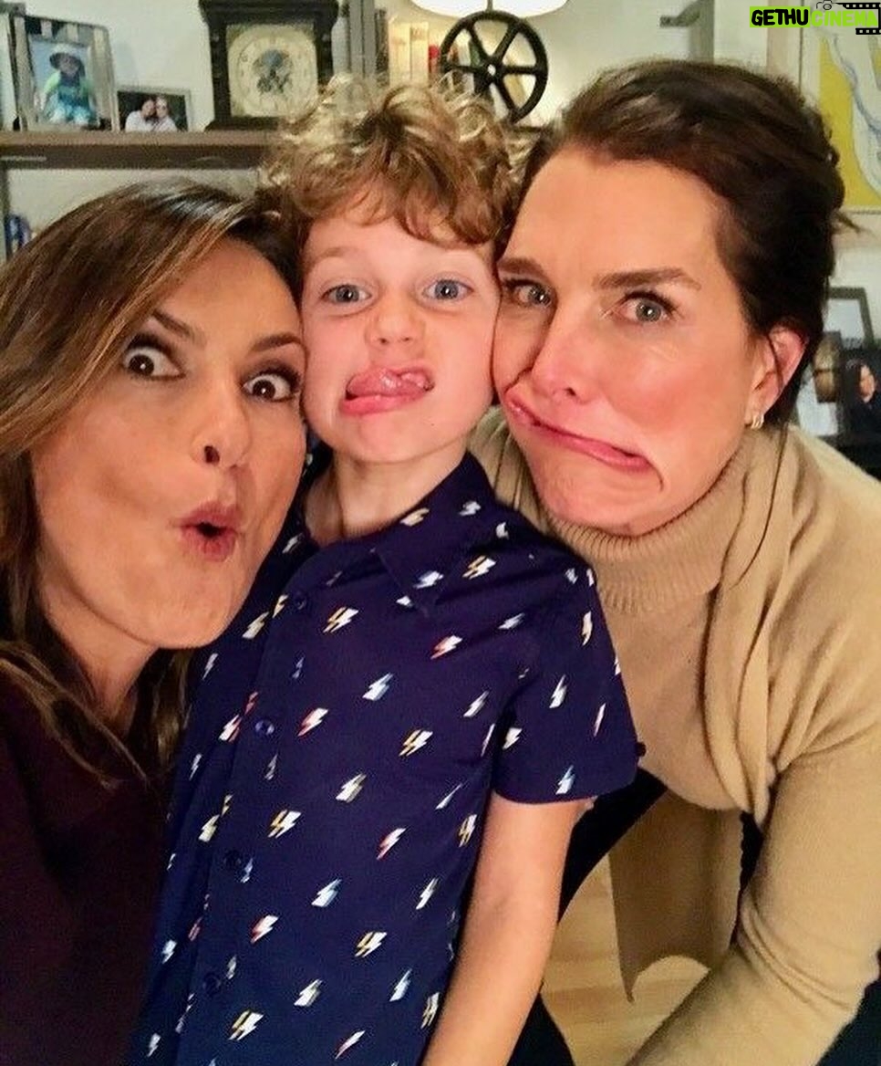 Brooke Shields Instagram - Happy birthday @therealmariskahargitay… through the laughs & the tears, so much love and of course fun! 🎈❤️
