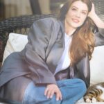 Burcu Özberk Instagram - Mutlu olduğunuz şeyler neler? Sabah kahvesi, güneşli bir gün... bir de beni en çok sabah kalktığımda saçımın modu etkiliyor. Saçlarımın daha parlak ve canlı olması için saç bakımına çok özen gösteriyorum. Kérastase’ın geçenlerde yeni keşfettiğim onarıcı serisi Première bu dönemde favorim oldu. Saçlarda oluşan mat görünümü azaltıyor ve saça gerçek gücünü yeniden kazandırıyor, bu sayede her günüm güzel başlıyor🌸✨ @kerastase_official #premiere #isbirligi