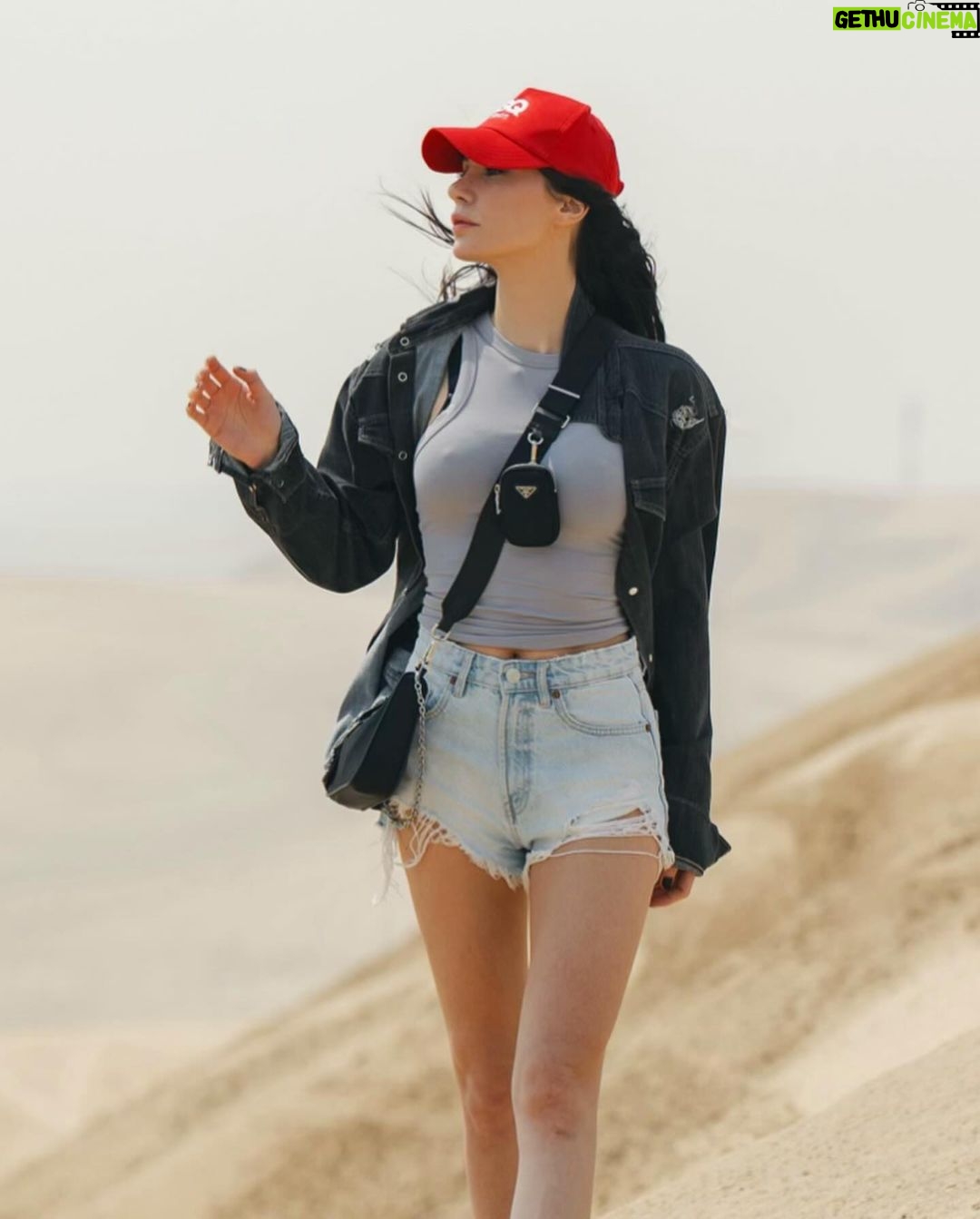 Burcu Kiratli Instagram - Ne harikaydı herşeyyy 🖤 🫠 ✨ @gqturkiye 🖤 #motogp 🏍️ Qatar - Doha