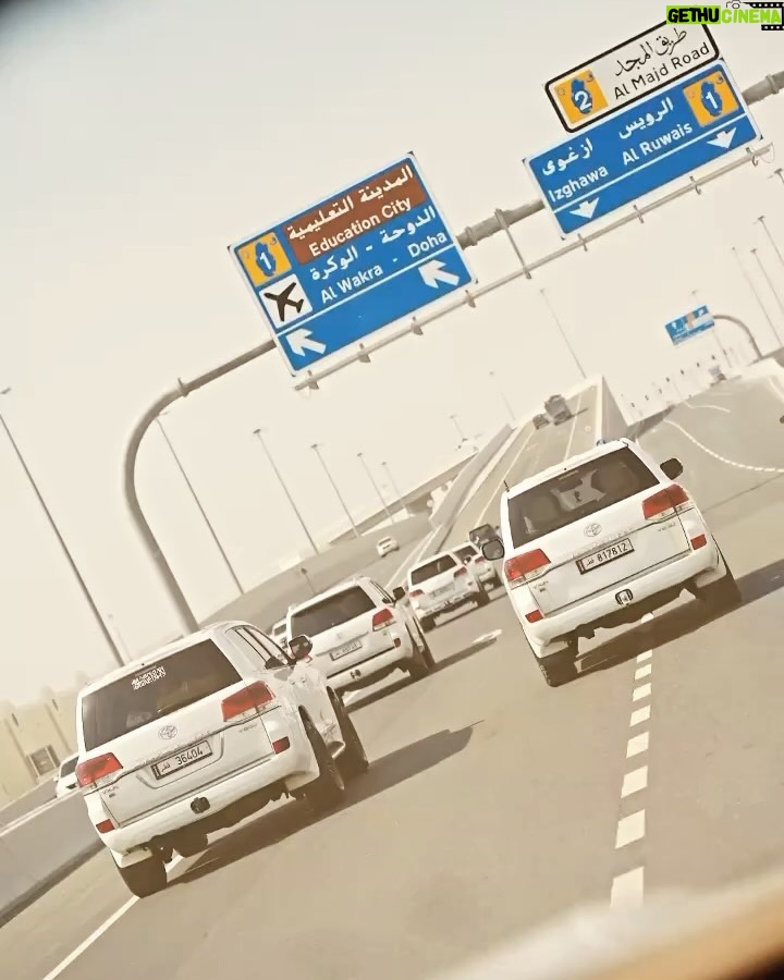 Burcu Kiratli Instagram - Ne harikaydı herşeyyy 🖤 🫠 ✨ @gqturkiye 🖤 #motogp 🏍️ Qatar - Doha