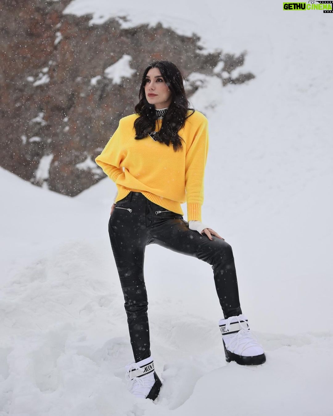 Burcu Kiratli Instagram - 🎿❄️⛄️💛 ( son 3 fotoğraf ruh halim 😜 )