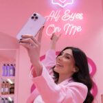 Burcu Kiratli Instagram - B in wonderland 😜🩷 🌷 #alleyesonme 😜🔪 Sanırım @eveshoptr Kadıköy mağazasıyla aşk yaşadım 💒🥹Masal gibi… ve gezmesi çok eğlenceliydi 🧚🏻‍♀️ Yüzü olmaktan çok keyif aldığım Your Beauty Solution serimizin her ürününü orada bulabilirsiniz 🩷🫠🥳