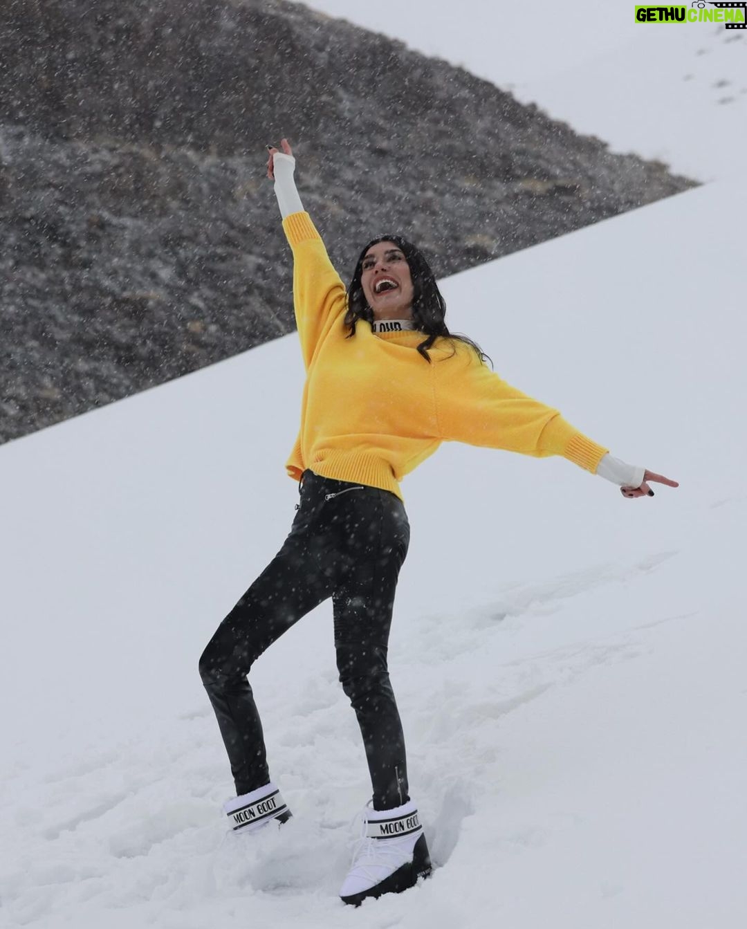 Burcu Kiratli Instagram - 🎿❄️⛄️💛 ( son 3 fotoğraf ruh halim 😜 )