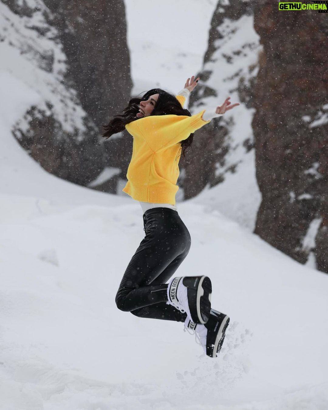 Burcu Kiratli Instagram - 🎿❄️⛄️💛 ( son 3 fotoğraf ruh halim 😜 )