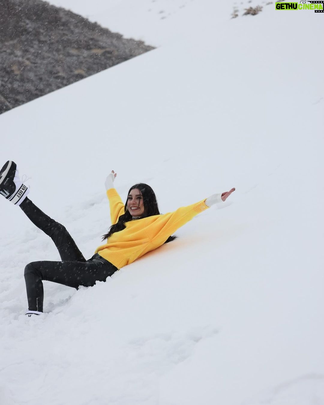 Burcu Kiratli Instagram - 🎿❄️⛄️💛 ( son 3 fotoğraf ruh halim 😜 )