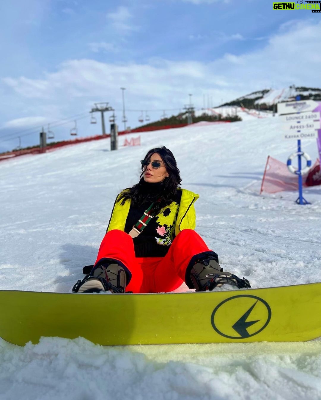 Burcu Kiratli Instagram - Evet. Sezonu biz kapatıyoruuuzz 🎿🏂🤟🏻😜❤️🔥