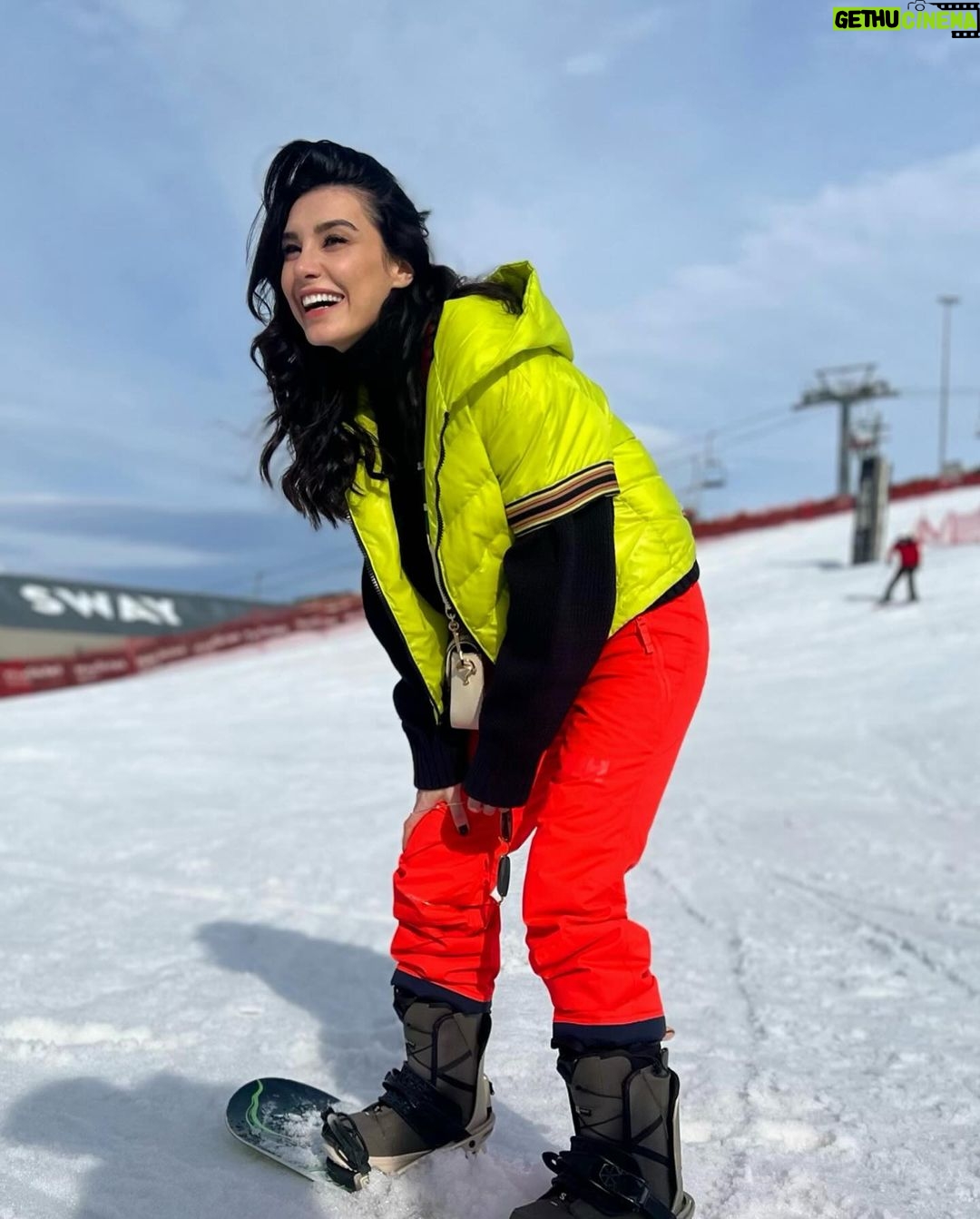 Burcu Kiratli Instagram - Evet. Sezonu biz kapatıyoruuuzz 🎿🏂🤟🏻😜❤️🔥