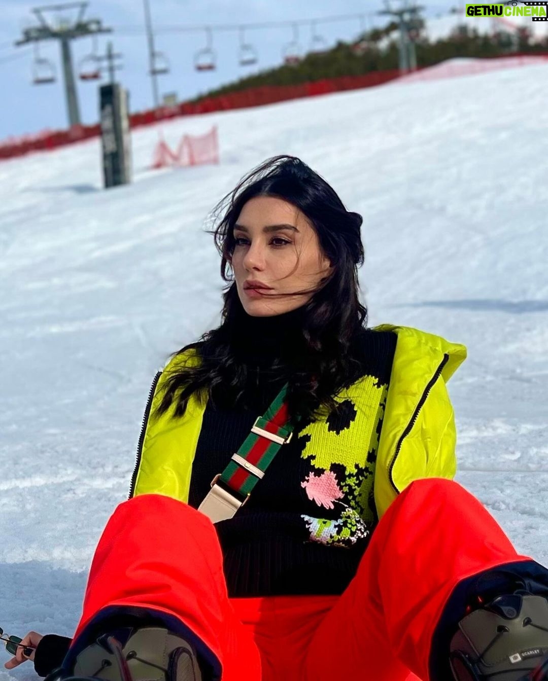 Burcu Kiratli Instagram - Evet. Sezonu biz kapatıyoruuuzz 🎿🏂🤟🏻😜❤️🔥