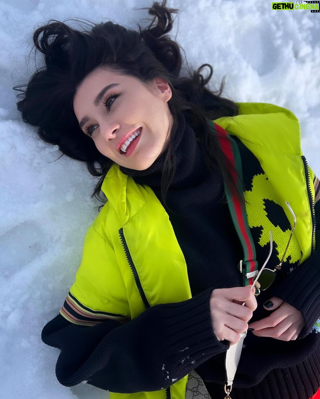 Burcu Kiratli Instagram - Evet. Sezonu biz kapatıyoruuuzz 🎿🏂🤟🏻😜❤️🔥