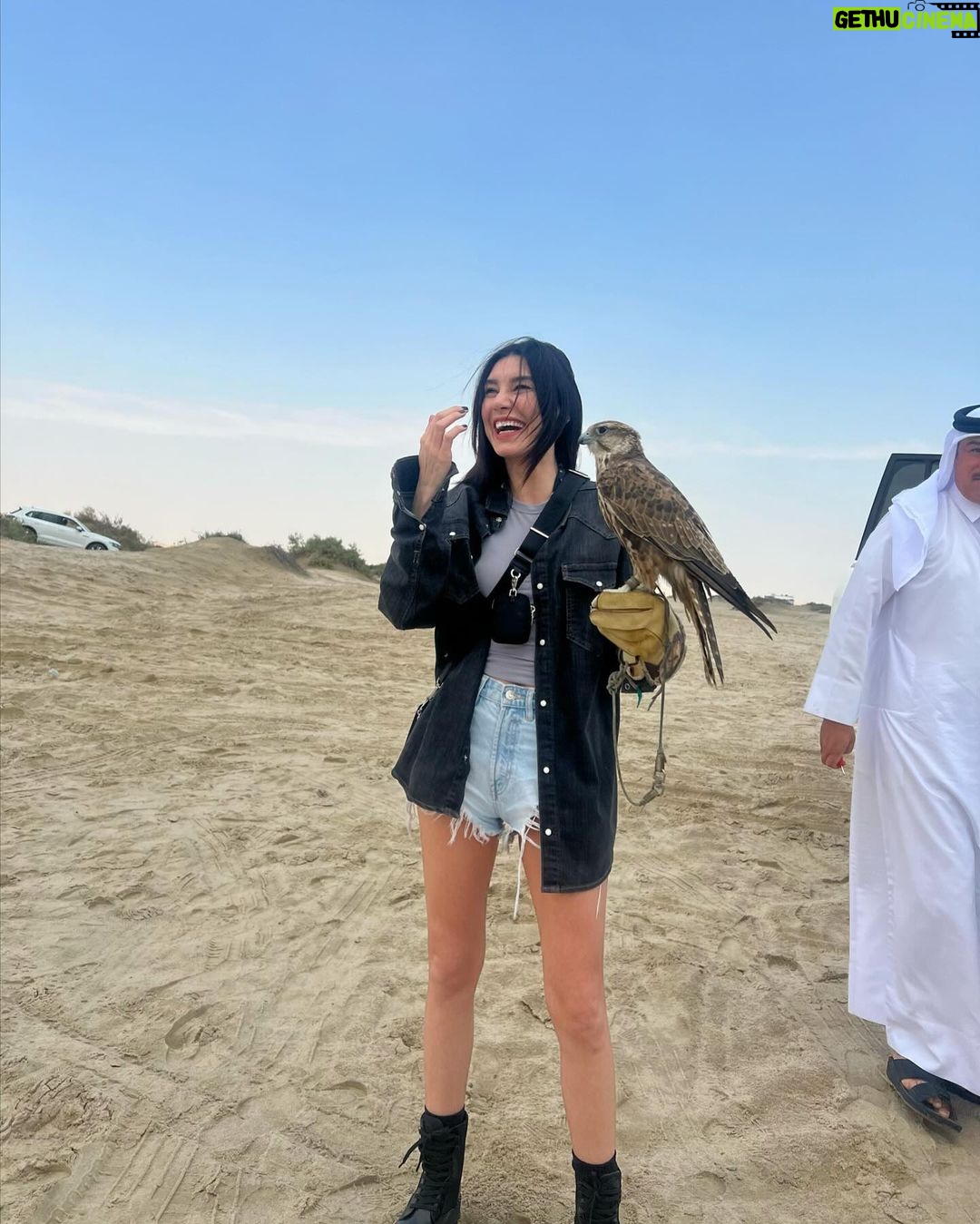Burcu Kiratli Instagram - Ne harikaydı herşeyyy 🖤 🫠 ✨ @gqturkiye 🖤 #motogp 🏍️ Qatar - Doha