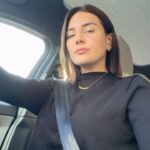 Buse Varol Instagram - Sizce arka fonda hangi şarkı çalıyor🧐 Bakalim bilen çıkacak mı🥰