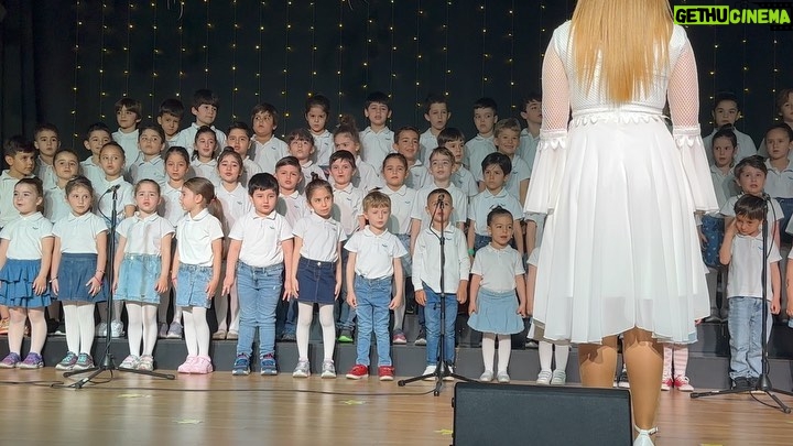 Buse Varol Instagram - Burak'ın yılsonu gösterisi❤️🧿🌟 Peki o kıyafetlerin tatlılığı 🥰