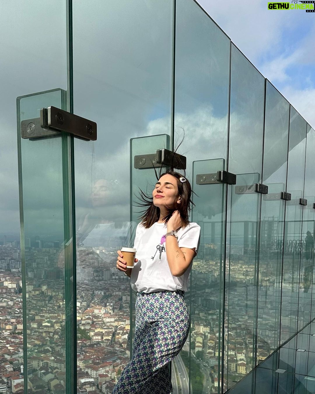 Buse Varol Instagram - Güzel İstanbul 💙 Emaar Skyview