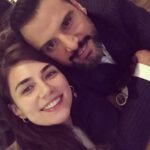 Buse Varol Instagram - 6. Yılımız kutlu olsun kocacım🫶🏼 Kötü enerjilerden uzak, çekirdek ailemizle birlikte nice yıllarımız olsun🙌🏻 Sen, Ben ve çocuklarımız🧿 iyi ki..... @alisanofficial