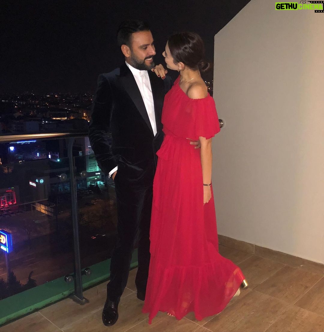 Buse Varol Instagram - Eski ama eskimeyen bir fotoğraf benim için❤️ 2017✨ @alisanofficial