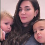 Buse Varol Instagram - Maşallah ikisi de çok güleryüzlü çocuklarımın🤣🤣 Kucak kavgası😉