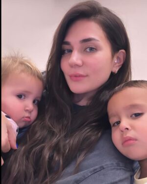 Buse Varol Instagram - Maşallah ikisi de çok güleryüzlü çocuklarımın🤣🤣 Kucak kavgası😉