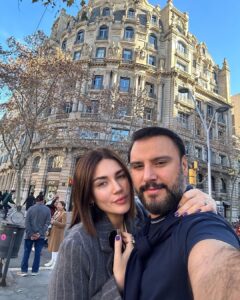 Buse Varol Instagram - ❤️ 2 günlüğüne de olsa başbaşa olmak bize iyi geldi🙏🏼 @alisanofficial Barcelona, Spain