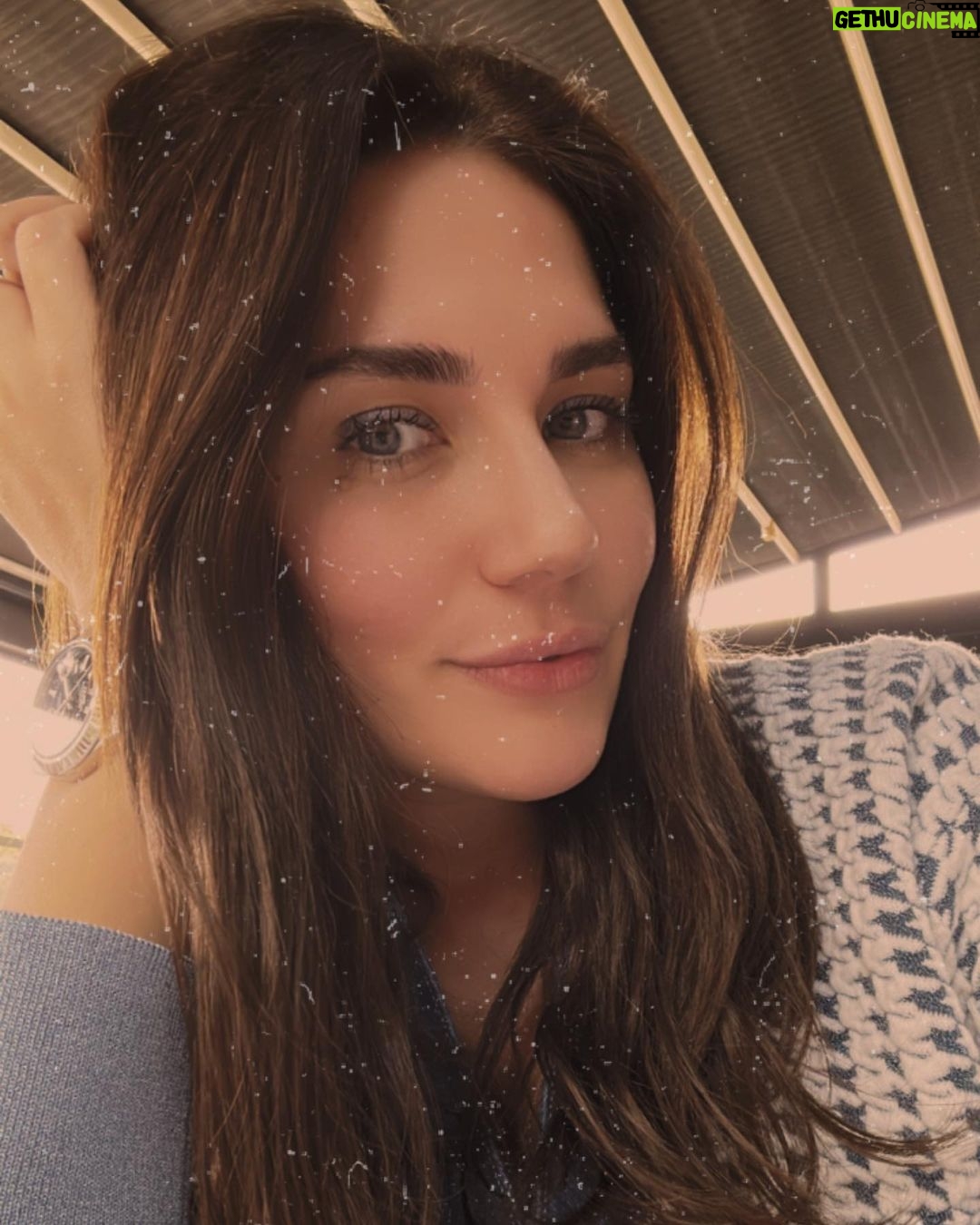 Buse Varol Instagram - İnsan yalnız doğar da...