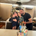 Buse Varol Instagram - 5 sene önce bugün bana anneliği yaşattın❤️ Sana olan sevgimi , aşkımı kelimelerle anlatamam.. Hayatin boyunca şans seninle olsun oğlum✨ Ben, baban ve kardeşin seni çoook seviyoruz❤️🧿 #Burak5yasinda#13subat#2019 🫶🏼