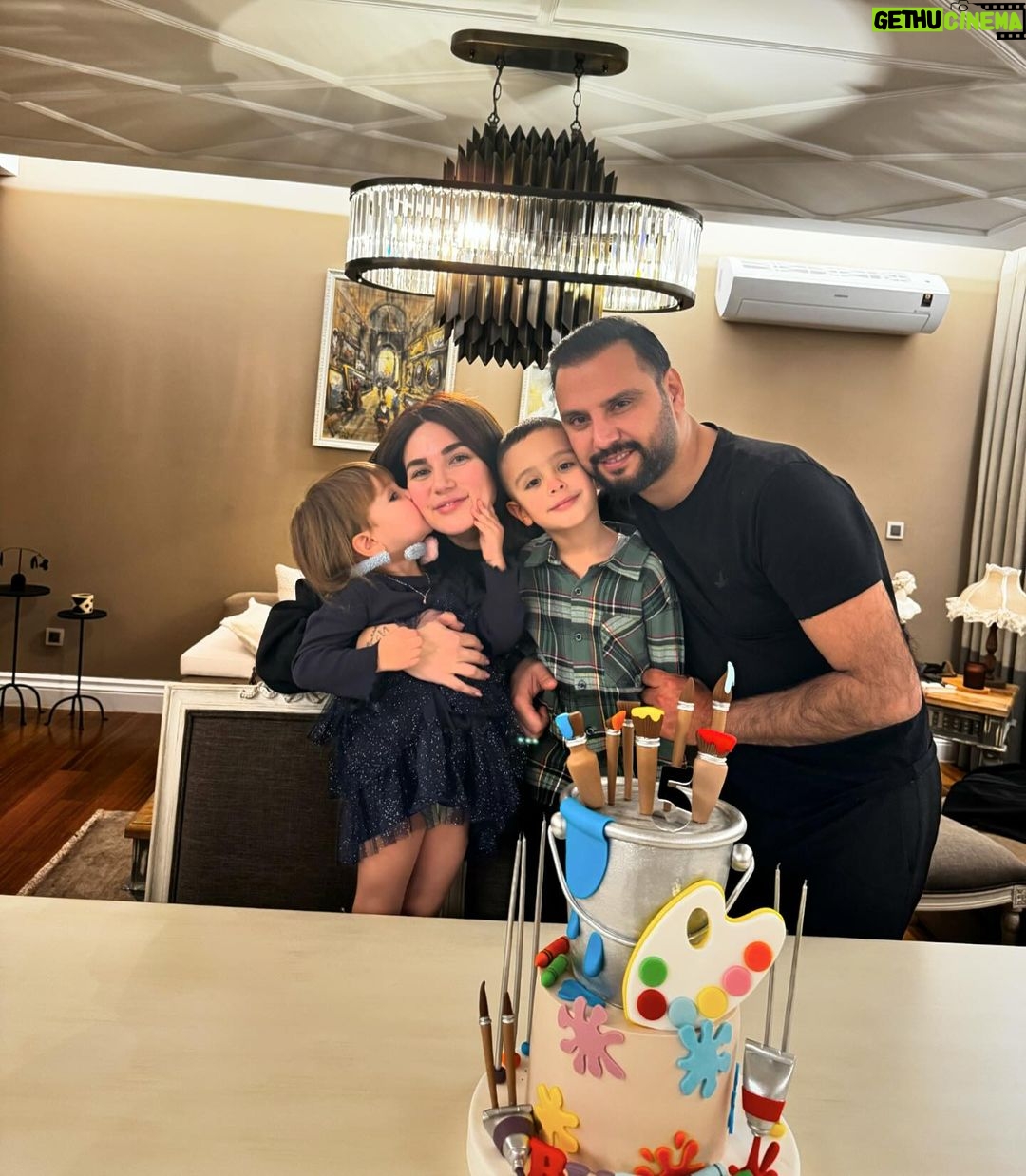 Buse Varol Instagram - 5 sene önce bugün bana anneliği yaşattın❤️ Sana olan sevgimi , aşkımı kelimelerle anlatamam.. Hayatin boyunca şans seninle olsun oğlum✨ Ben, baban ve kardeşin seni çoook seviyoruz❤️🧿 #Burak5yasinda#13subat#2019 🫶🏼
