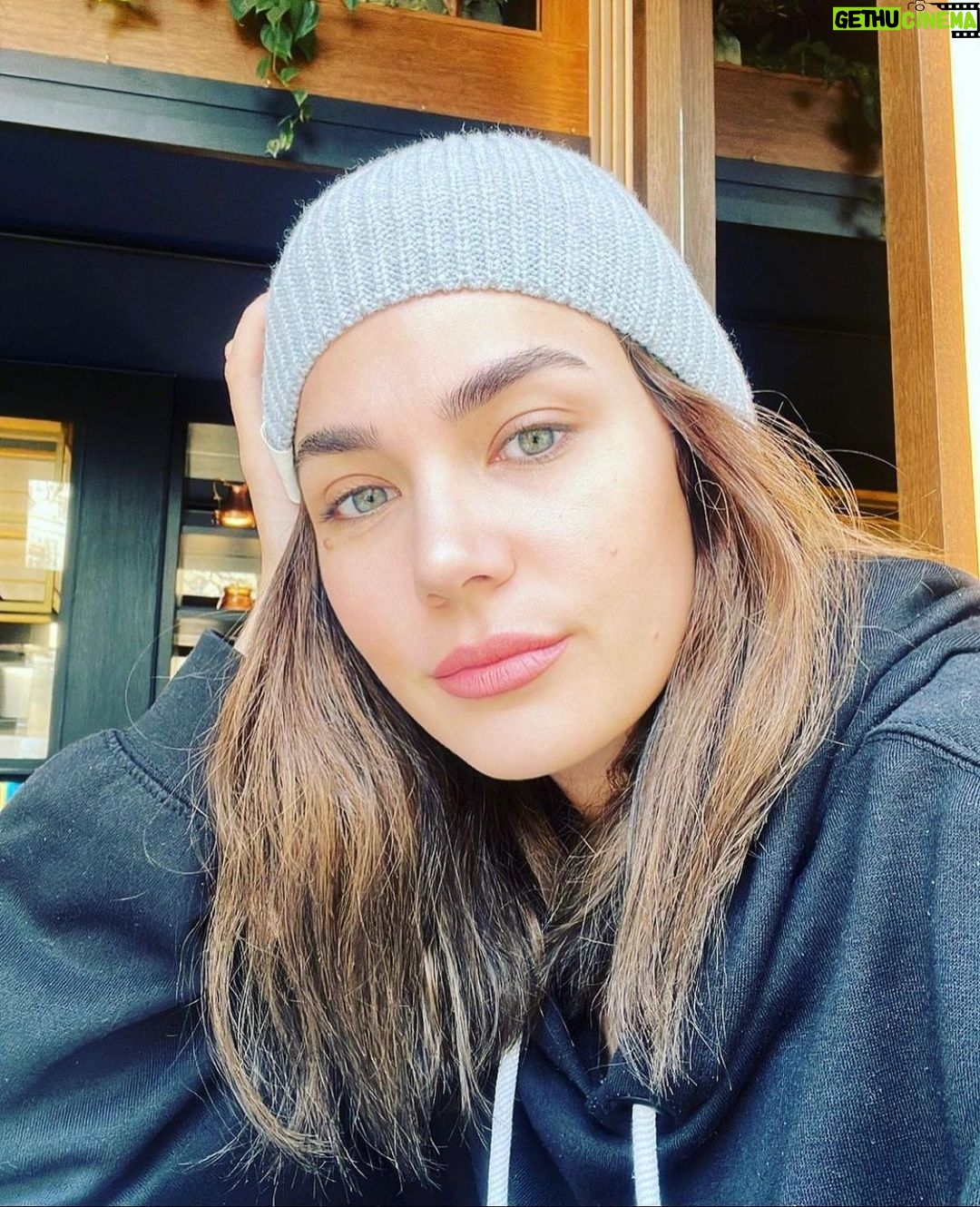 Buse Varol Instagram - Eski ama eskimeyen bir fotoğrafla karşılayayım Ekim'i.. 🍂🍁🍂