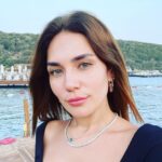Buse Varol Instagram - Her şey neye layıksa ona dönüşür✨ Alacatı
