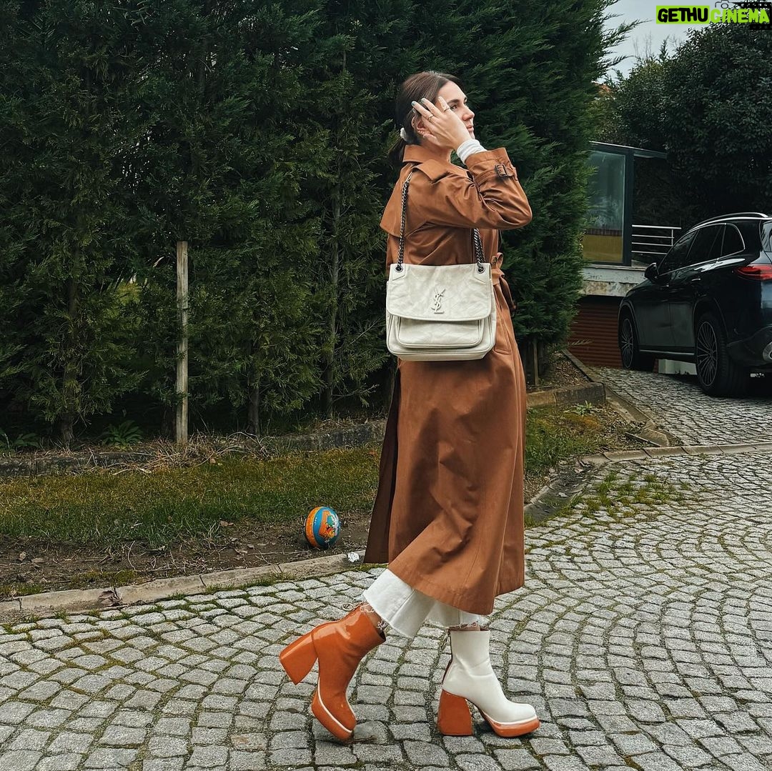 Buse Varol Instagram - 🤎🍂☁️ Kafamda kentsel dönüşümler ( zihnimde çalan )😘