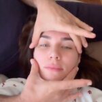 Buse Varol Instagram - Estetikte son nokta🤣🤣 @alisanofficial hocamla ön görüşmeyi yaptık,yarin ameliyata alacak beni , sonuçları paylaşacağım😝 ben Fransiz askisi istedim, o italyan salatasi yapacakmış🤪🤪 Bu sıcak görüşme için teşekkürler hocam❤️